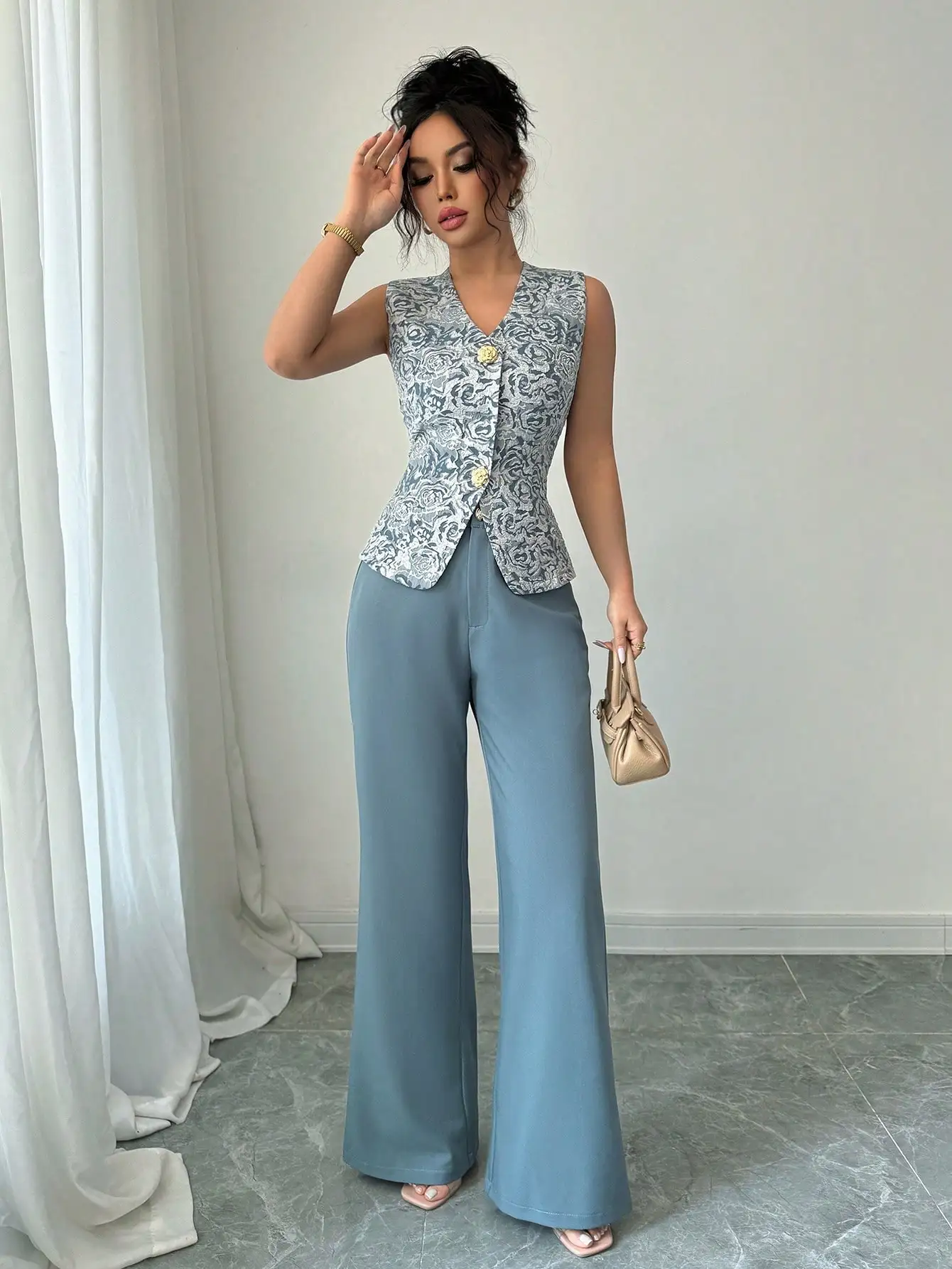 여성을 위한 우아한 블루 2피스 세트, 금색 버클이 달린 민소매 조끼와 와이드 레그 팬츠, 여름 캐주얼 의상
