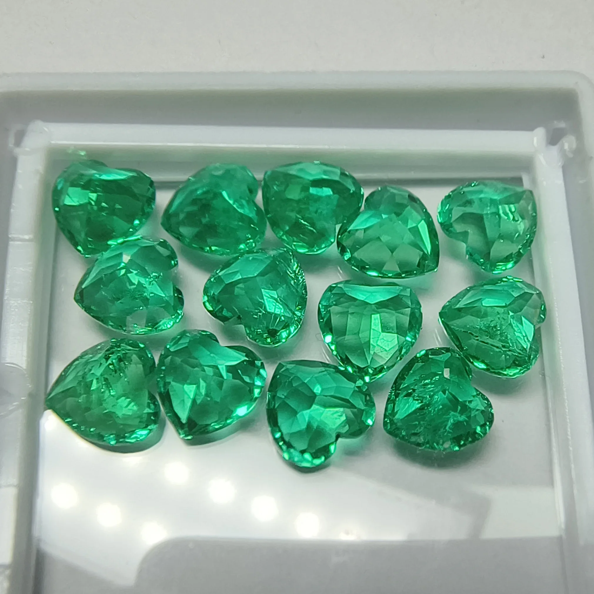 Top Lab Grown Colombia Emerald Heart Shape Green Gemstone for Diy Charms Jewelry Earrings Making Material with AGL Certificate