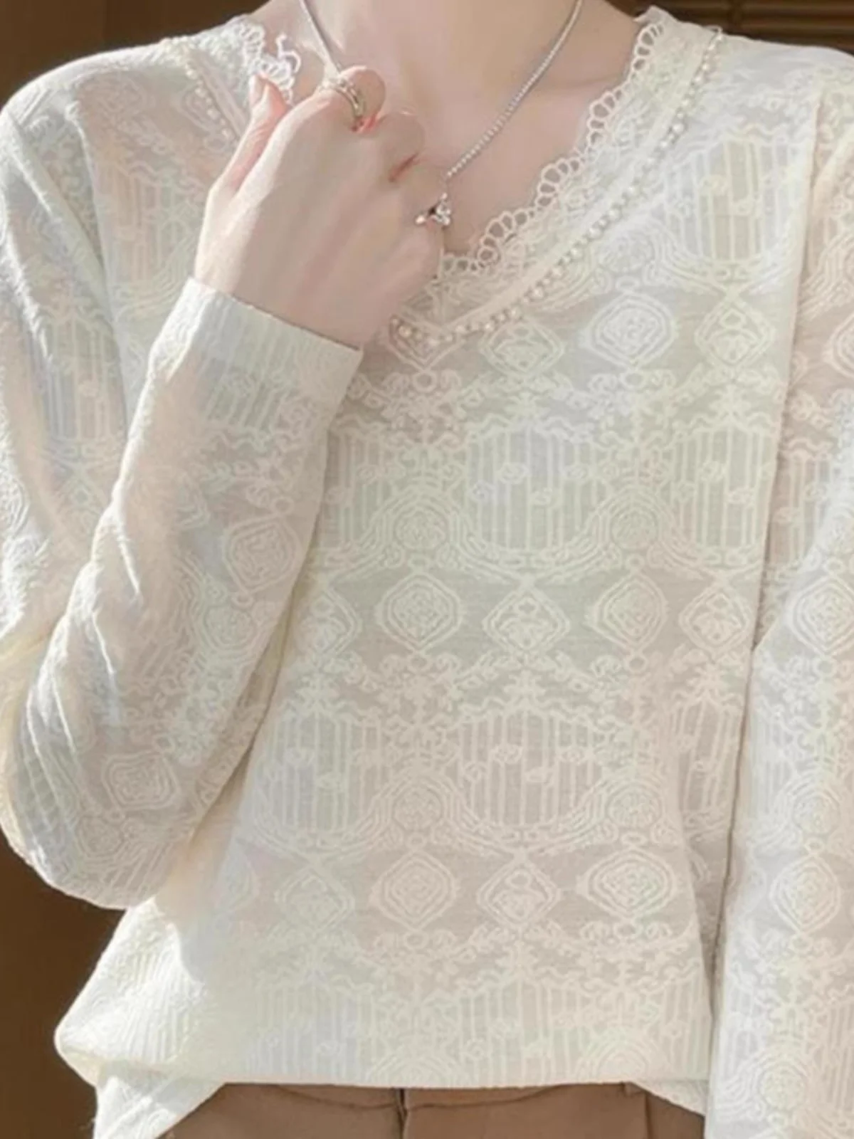 

Premium Spun Wool V-Ne Knitted Sweater Women's Spring Inner irt Pearl Lace Splicing Knitwear Top Simple Commute Sle