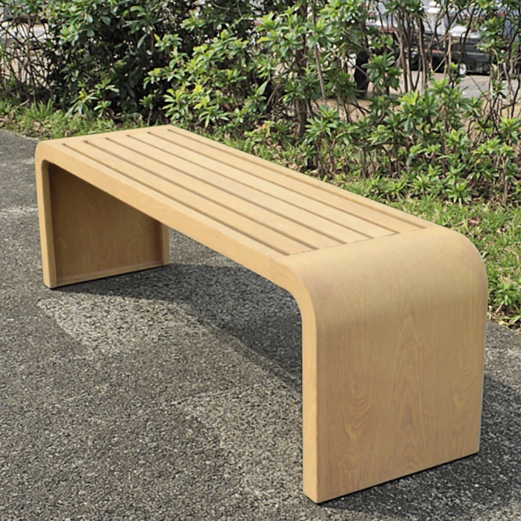 

Полосатая деревянная и квадратная железная скамейка для отдыха на открытом воздухе, сада, двора, патио, тренажерного зала или торгового центра.