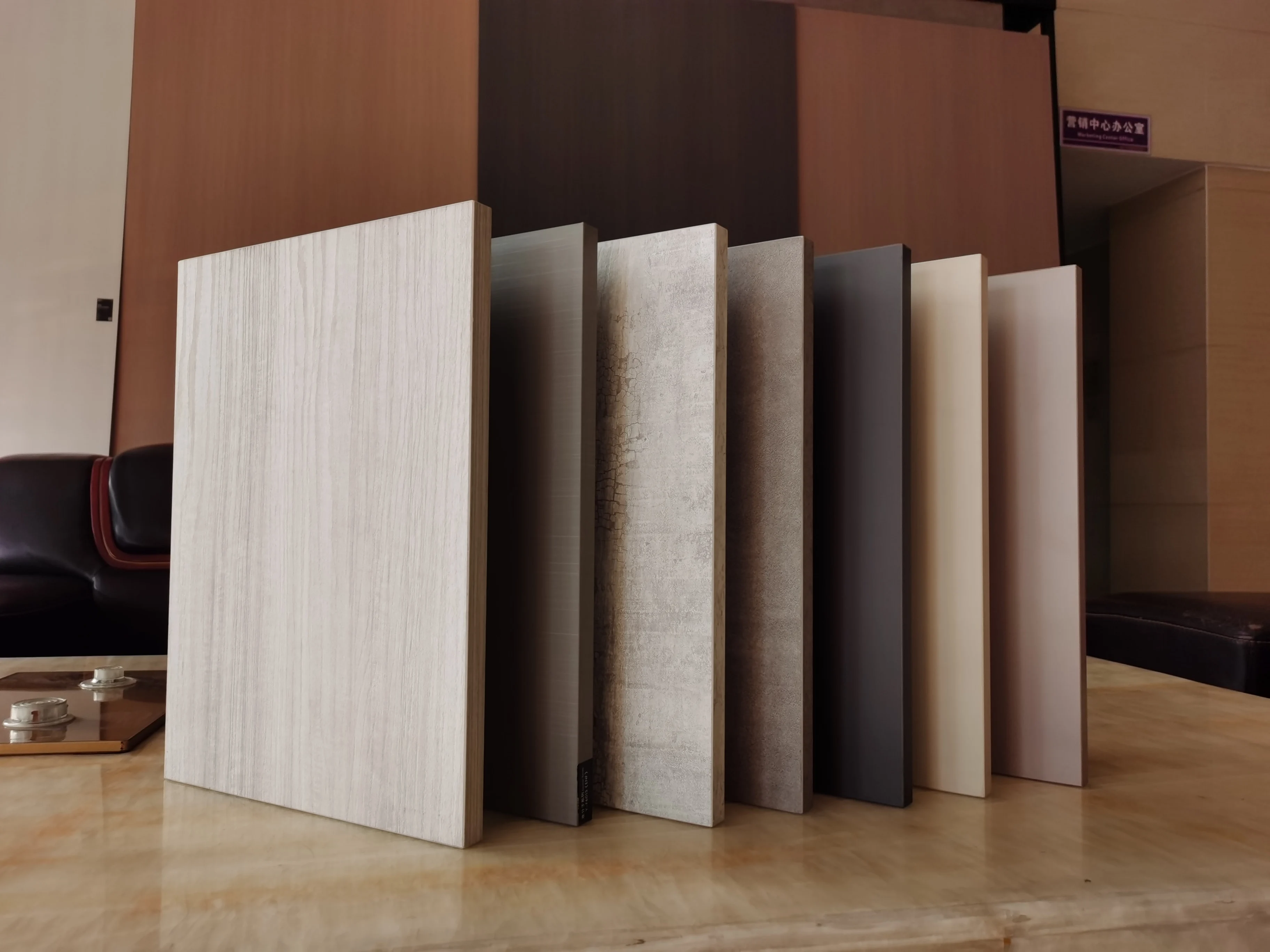 

Оптовая продажа от производителя: износостойкая меламиновая ДСП с покрытием, сертифицированная E0, влагостойкая, с текстурой дерева высшего качества.