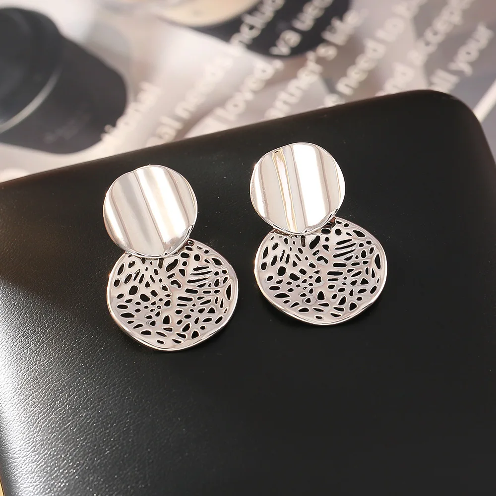 

Light luxury design earrings, high-end, fashionable and personalized geometric hollow earrings, exquisite and versatile earrings