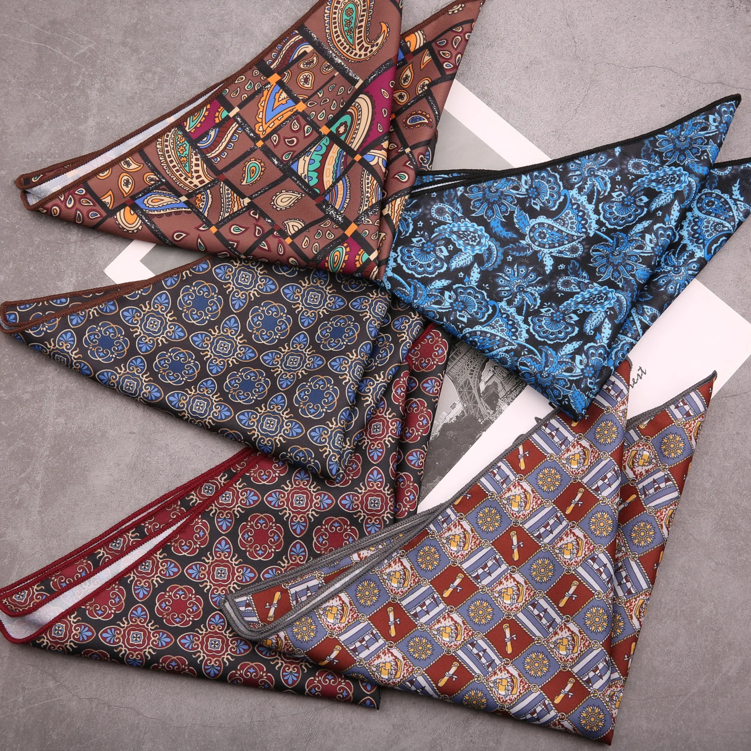 ผู้ชายชุดพ็อกเก็ตสแควร์ Hongkang Street สไตล์ลําลองผ้าเช็ดตัวสีน้ําตาลพิมพ์ผ้าเช็ดหน้าอย่างเป็นทางการชุดสูทธุรกิจอุปกรณ์เสริม