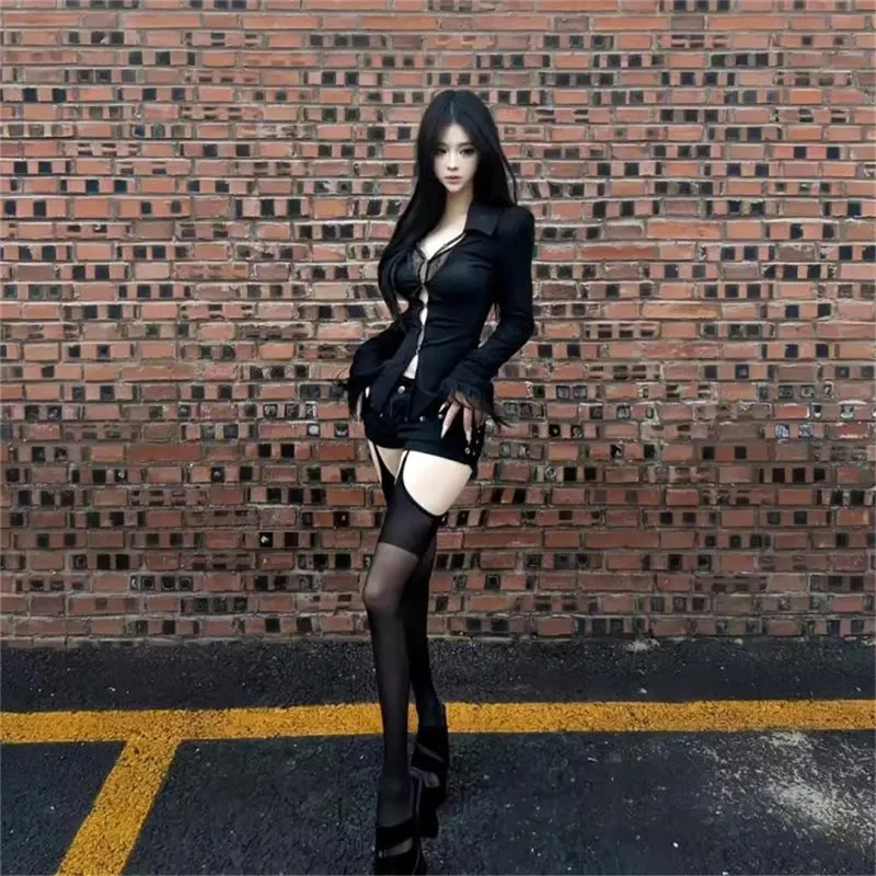 European American Spicy Girl V-neck Hollow Out Long Sleeved T-shirt 2025 Autumn New Item Lace Splicing Slim Fit Slimming Effect