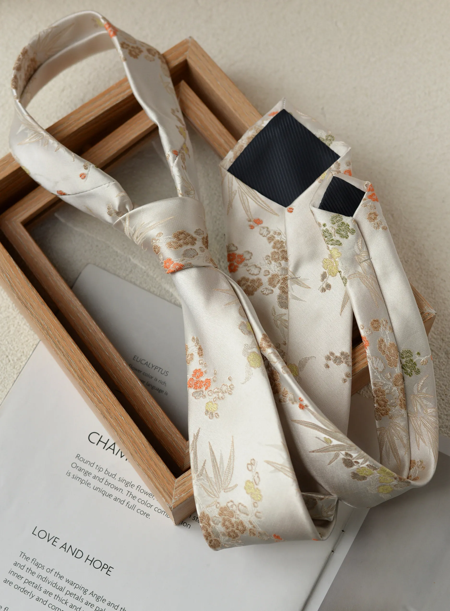 8cm Neue Blumenkrawatte für Herren Vintage Luxus-Krawatte mit Bambus- & Blumenmuster für Anzug und Hemd – Detail 3