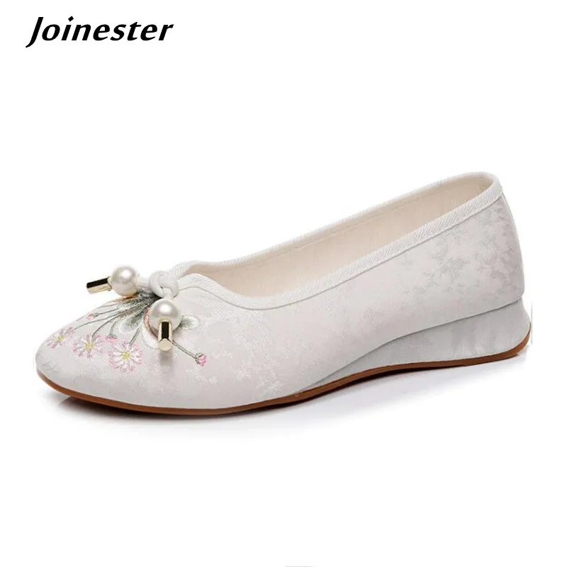 Women's Ethnic Embroidered Cotton Fabric Loafers Vintage Pointed Toe Slip-On Low Heel Pumps Casual Dress Shoes for Autumn Summer