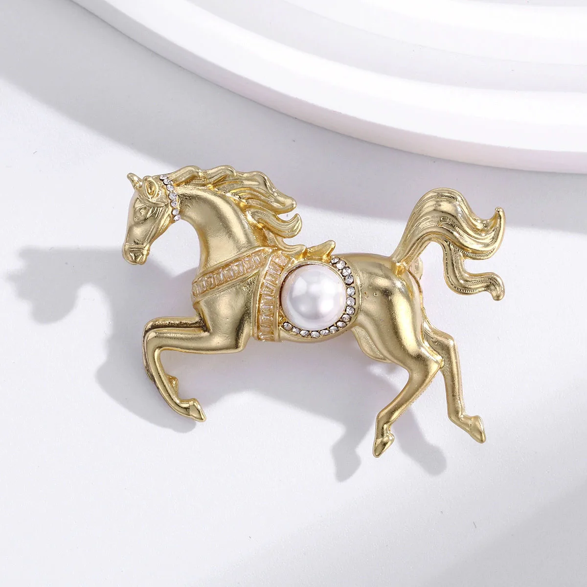 Fashion Rhinestones Pearl Alloy Horse Brooches Zodiac Pony Pins Women Men Clothing Accessories Suit Lapel Corsage New Year Gifts