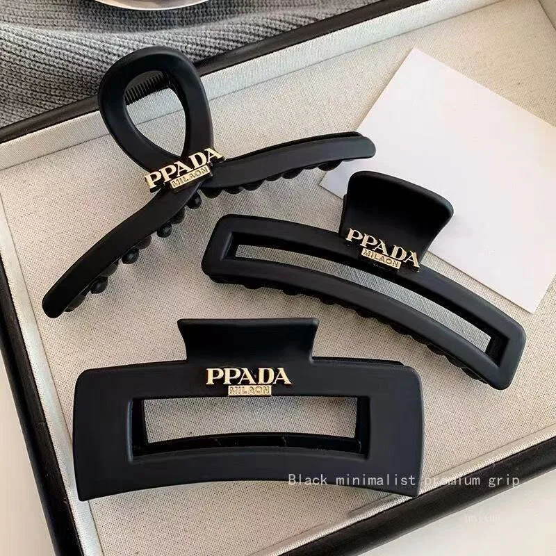 

2026, новая модная заколка для волос в классическом стиле, большие размеры, чистая черная матовая текстура, заколка для волос с буквенным принтом на затылке, заколка в форме акулы в стиле ретро