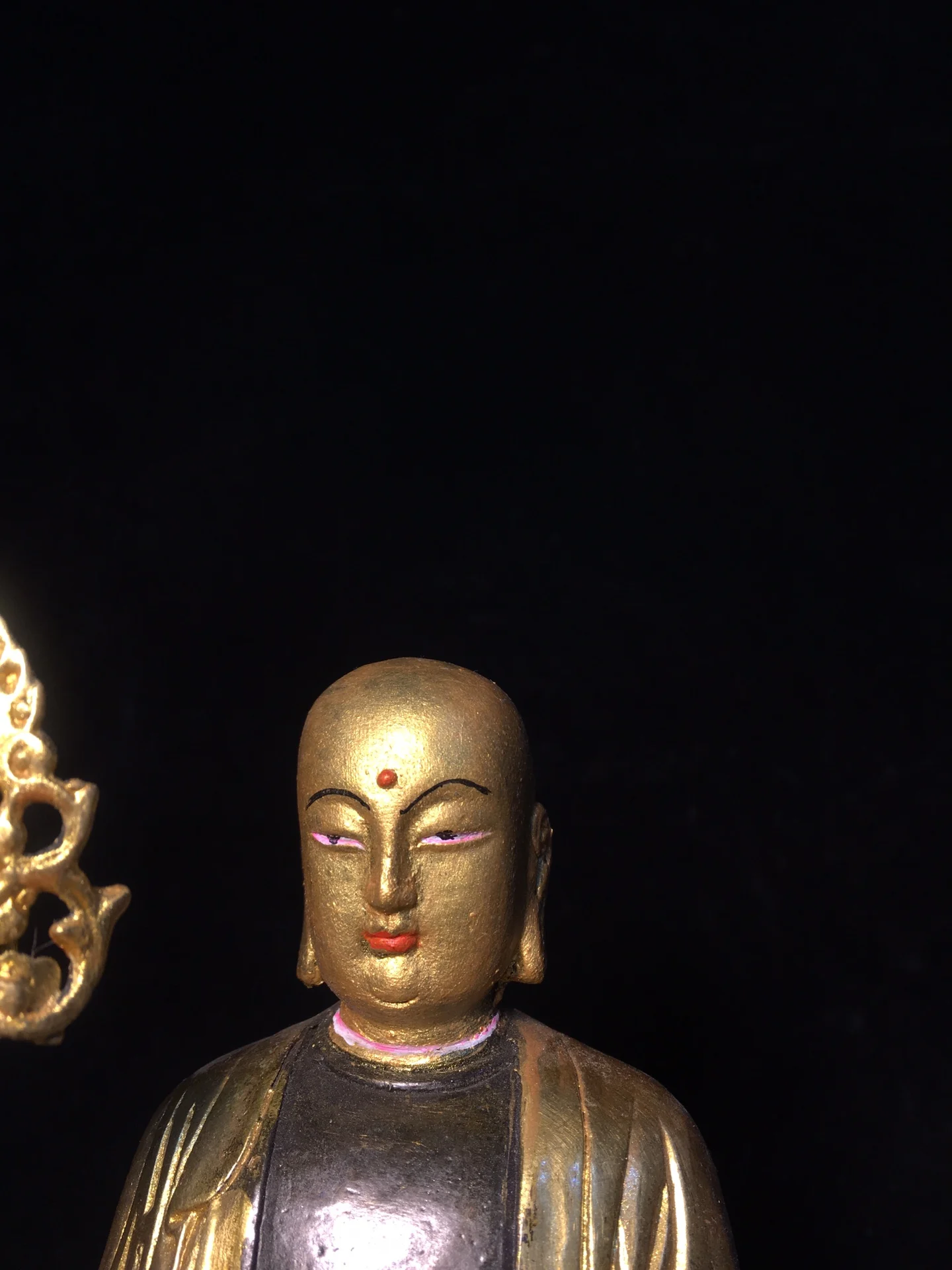 A finely crafted gilt bronze statue of Ksitigarbha Bodhisattva with intricate facial features, showing heavy patin,Free shipping