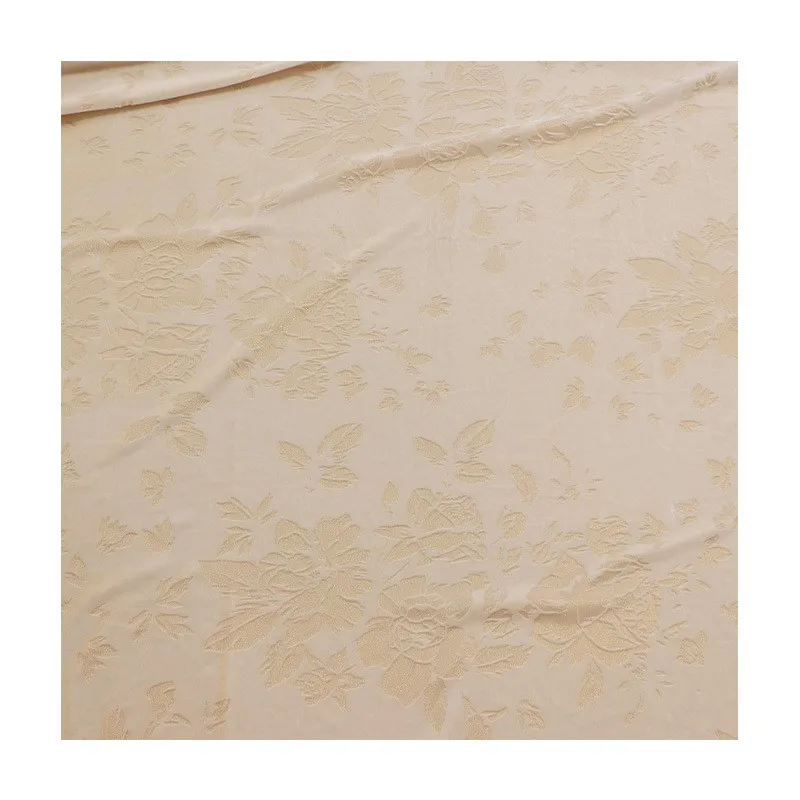 ผ้ากำมะหยี่ทอลายดอกไม้สีทองที่ทำจากผ้าไหมถูกใช้เป็นผ้าสำหรับชุดกี่เพ้า