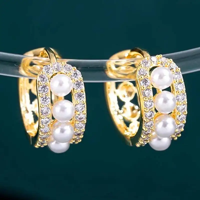 Huitan Zarte Imitationsperlen-Creolen für Damen, luxuriöse hohle Ohrringe für Hochzeiten, ästhetische Party-Accessoires, trendiger Schmuck mit Zirkonia