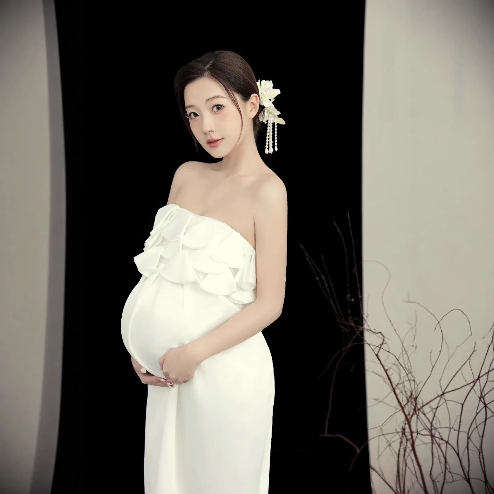 ชุดเดรสคลุมท้องสำหรับถ่ายภาพ สีขาว สไตล์วินเทจ หรูหรา แบบรัดรูป แต่งระบายยาว สำหรับถ่ายภาพในสตูดิโอ