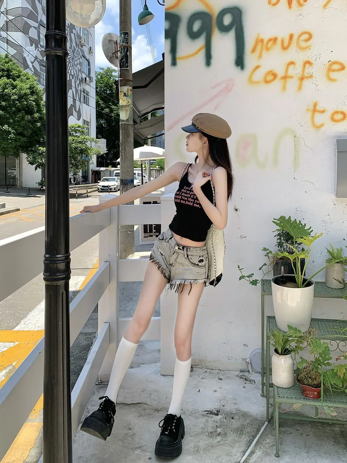 กางเกงขาสั้นผ้ายีนส์ทรงสลิมเอวต่ําสั้นพิเศษทอดถนนย้อนยุคของผู้หญิง