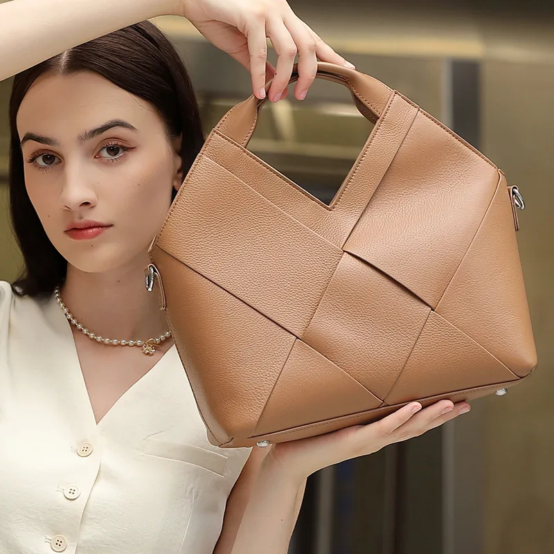 

Новинка 2025 года, кожаная тканая сумка первого слоя, дизайн с перевернутым треугольником, модная портативная женская сумка-мессенджер из мягкой кожи