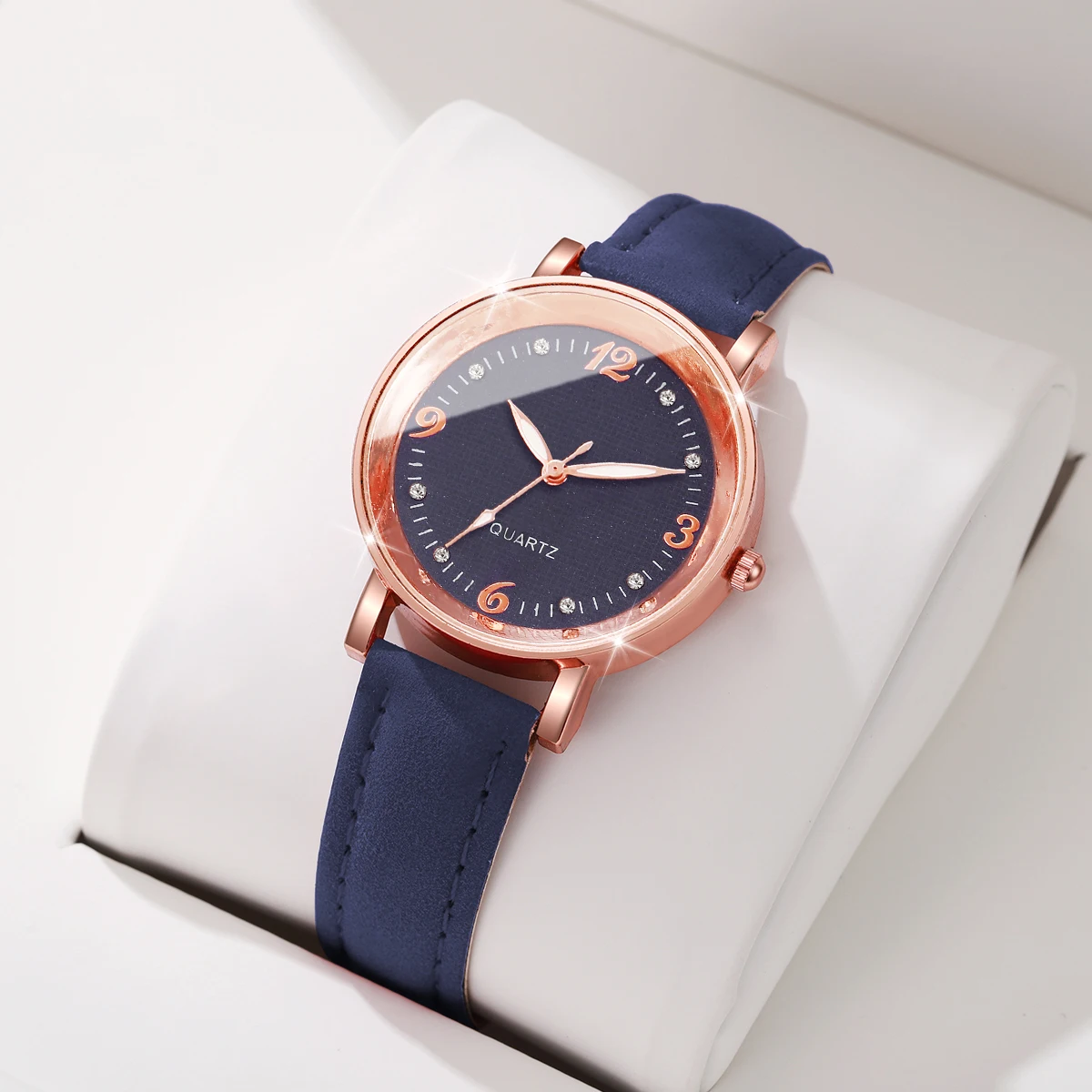 2 قطعة صندوق سررايز ميستري-ساعات نسائية بسوار من الجلد ساعة كوارتز عصرية لون عشوائي (بدون صندوق)