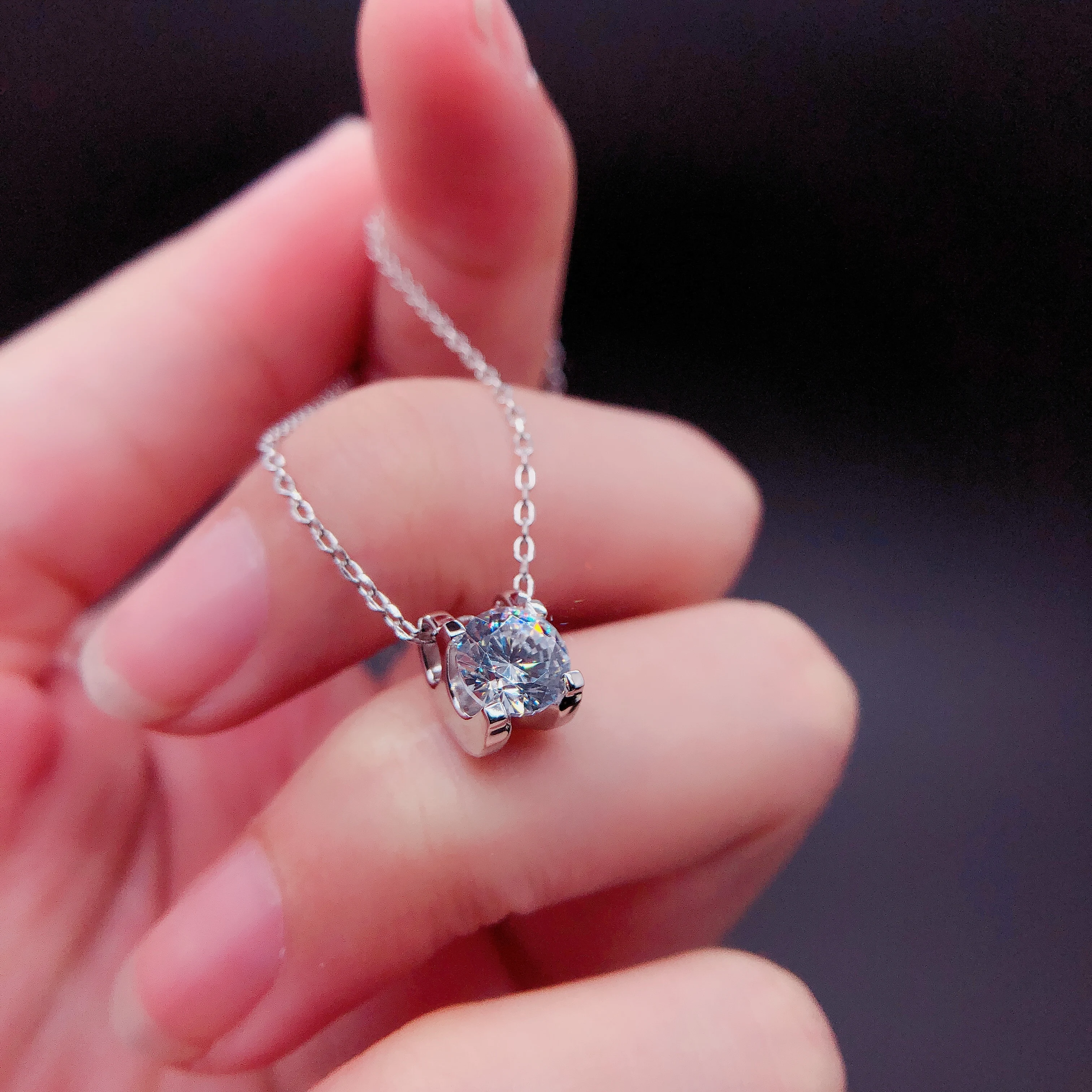 

Classic 1Ct Round Cut D VVS1 Moissanite Pendant for Women Luxury Quality Platinum 950 Wedding Pendant Necklace P054