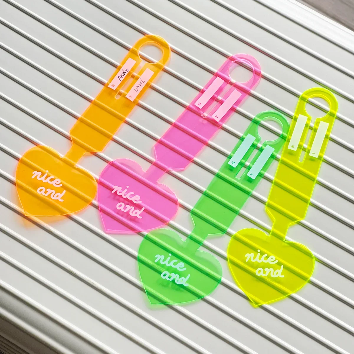 PVC Fluorescent Heart-shaped Luggage Tag Boarding Pass Anti Loss Label for Checked Travel Suitcase Identify Tags