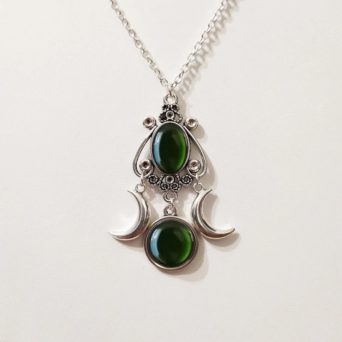 

Vintage Moon Green Cameo Necklace Women Fashion Pagan Witchcraft Jewelry Accessories Gothic Hollow Moon Colorful Pendant Choker