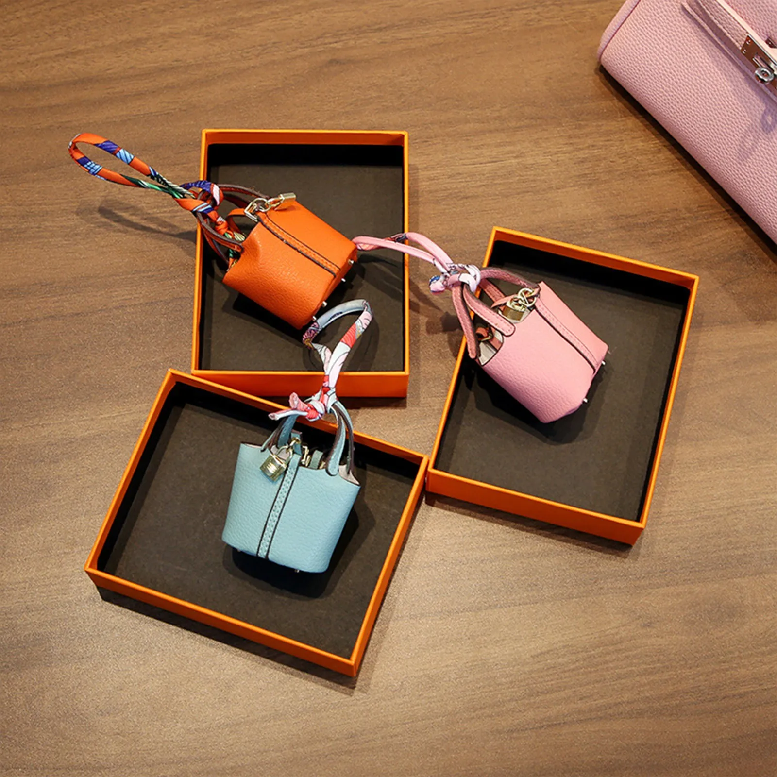 Mini Cute Basket Bag Pendant High-grade Leather Car Keychain Pendant Creative Bluetooth Earphone Bag Small items Handbag