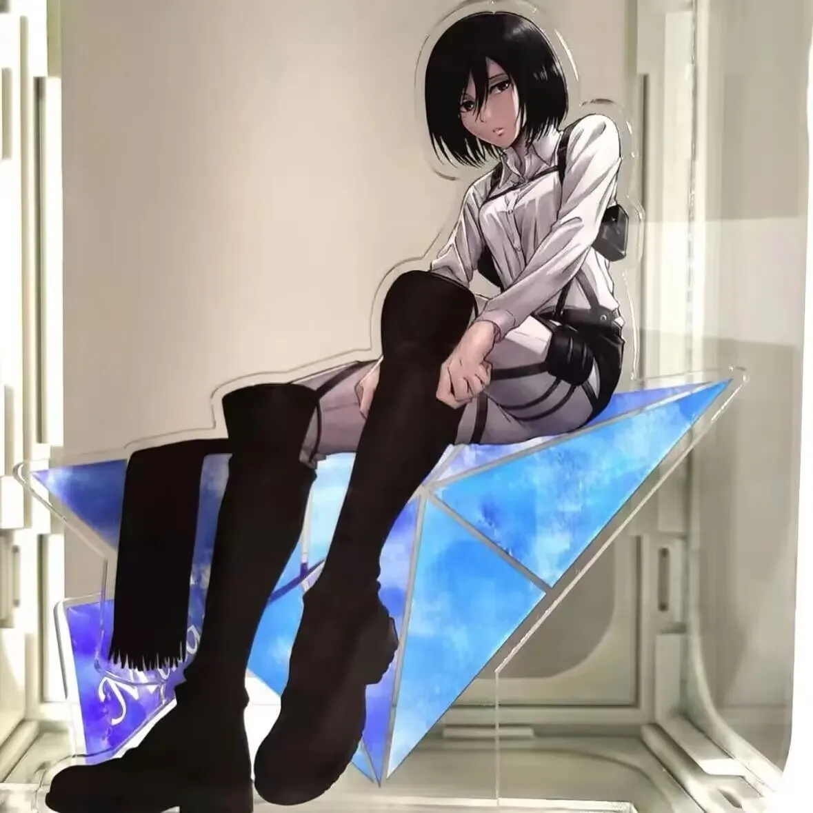 "진격의 거인" 애니메이션 관련 "미카사" 아크릴 데스크탑 장식은 친구와 가장 친한 친구를 위한 선물입니다.