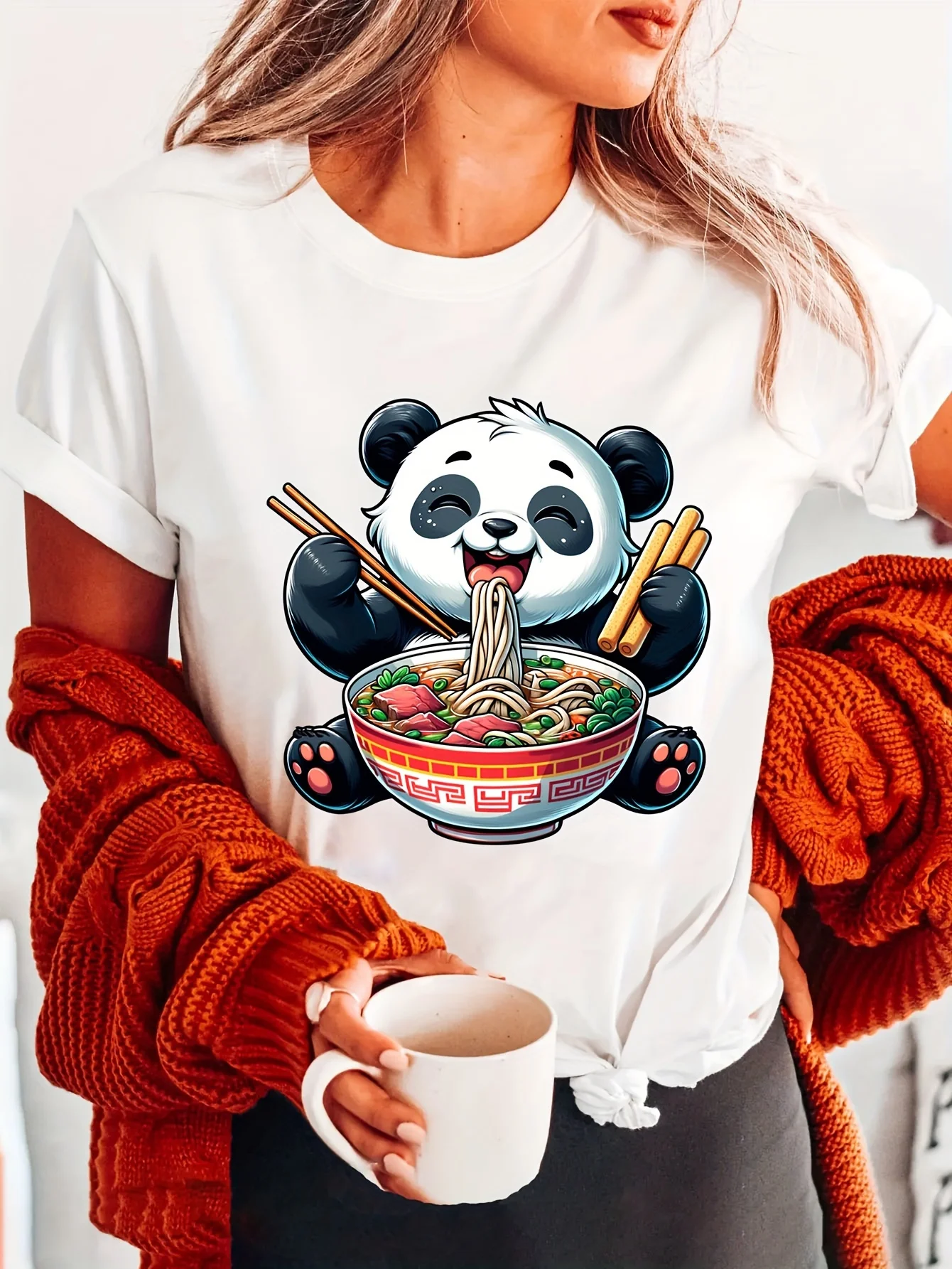 Camiseta feminina fofa panda comendo ramen anime kawaii camiseta gráfica – algodão macio manga curta gola redonda top casual com estampa vibrante