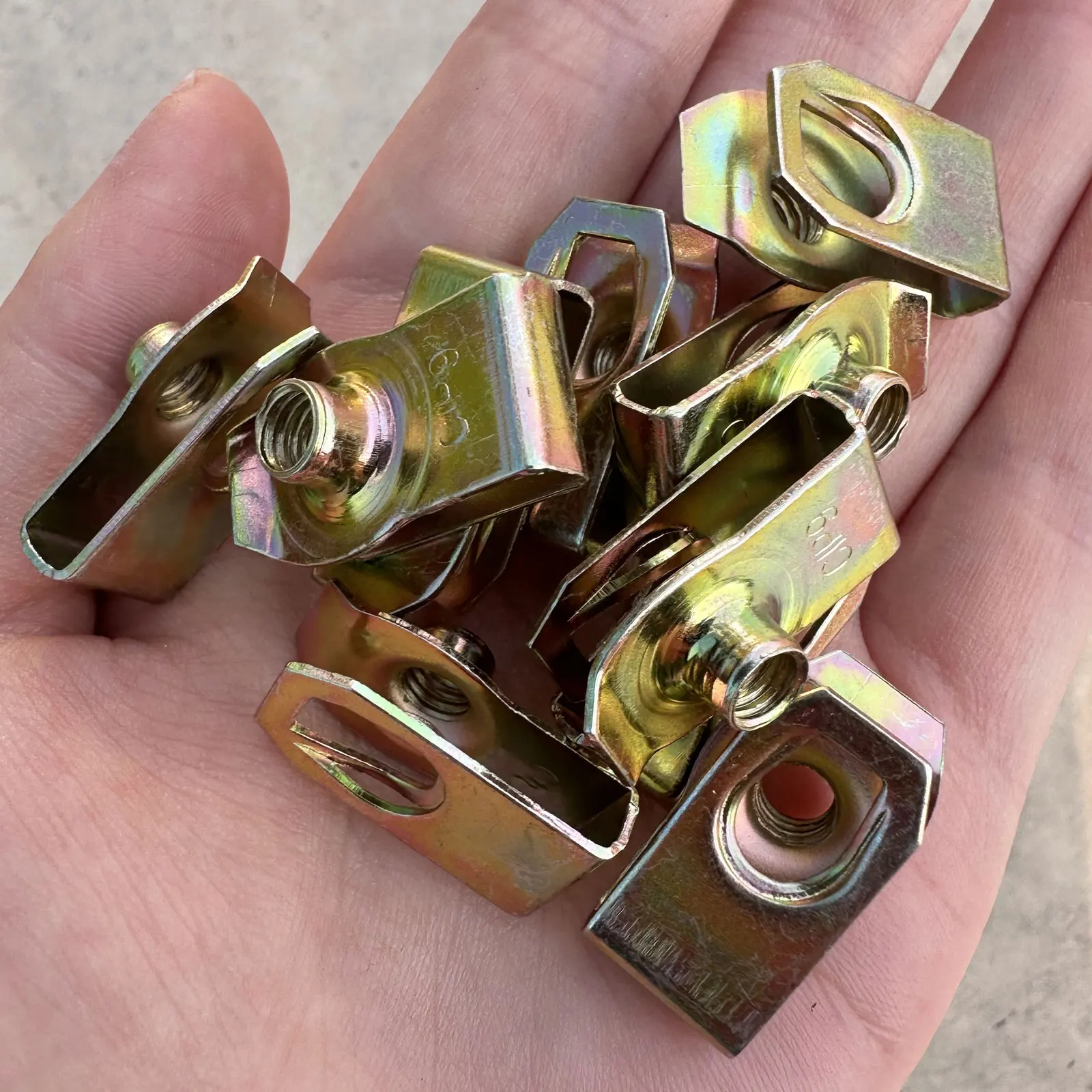 Motore universale sotto la copertura sottoscocca paraspruzzi protezione paraurti parafango fodera cappuccio scudo bulloni M6 clip dado a U