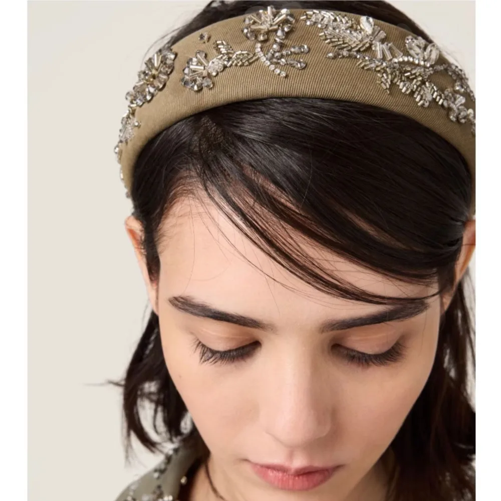 

2025 New Retro Embroidery Texture Headband, Elegant Headband, Metal Sequin Flower Headband, Korean Version Artistic and Retro