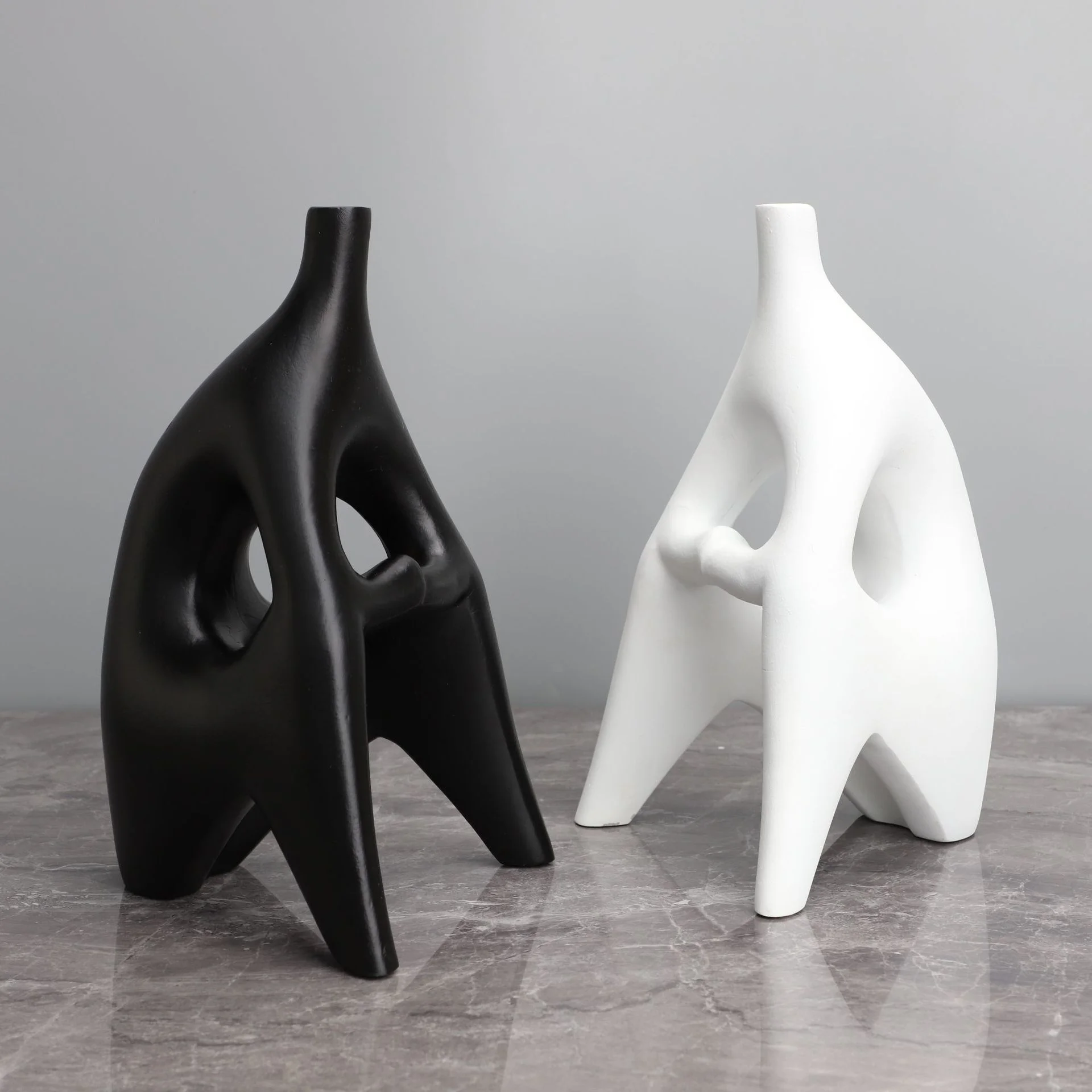 

Modern simple black and white headless figure sculpture resin decoration model room office living room creative soft decoration