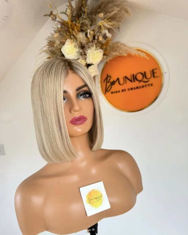 Parrucca bionda cenere Capelli sintetici Parrucche corte Bob Densità 200% Parrucca frontale in pizzo 13X4 completa Parrucca Bob colore biondo cenere con radici corte scure