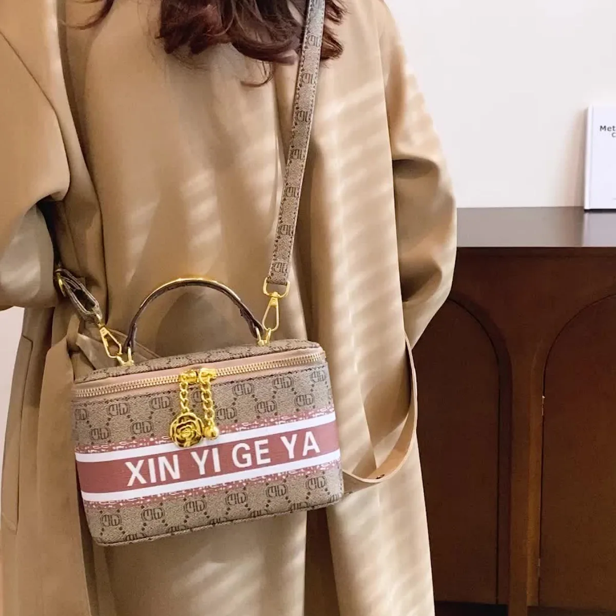 

2025 New Cross-Border Women's Minimalist Retro Letter Printed Large-Capacity Tote Crossbody Bag