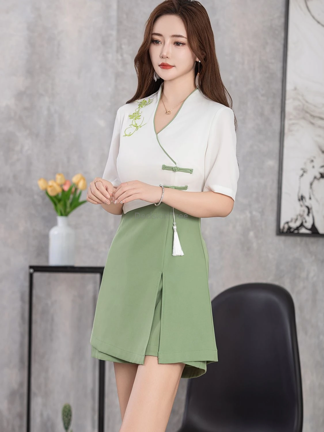 ชุดยูนิฟอร์มช่างเสริมสวยสไตล์จีนใหม่ปี 2025 แบบปรับปรุง ชุดยูนิฟอร์มสปาศูนย์สุขภาพระดับไฮเอนด์ ชุดนวดซาวน่าสำหรับร้านเสริมสวย