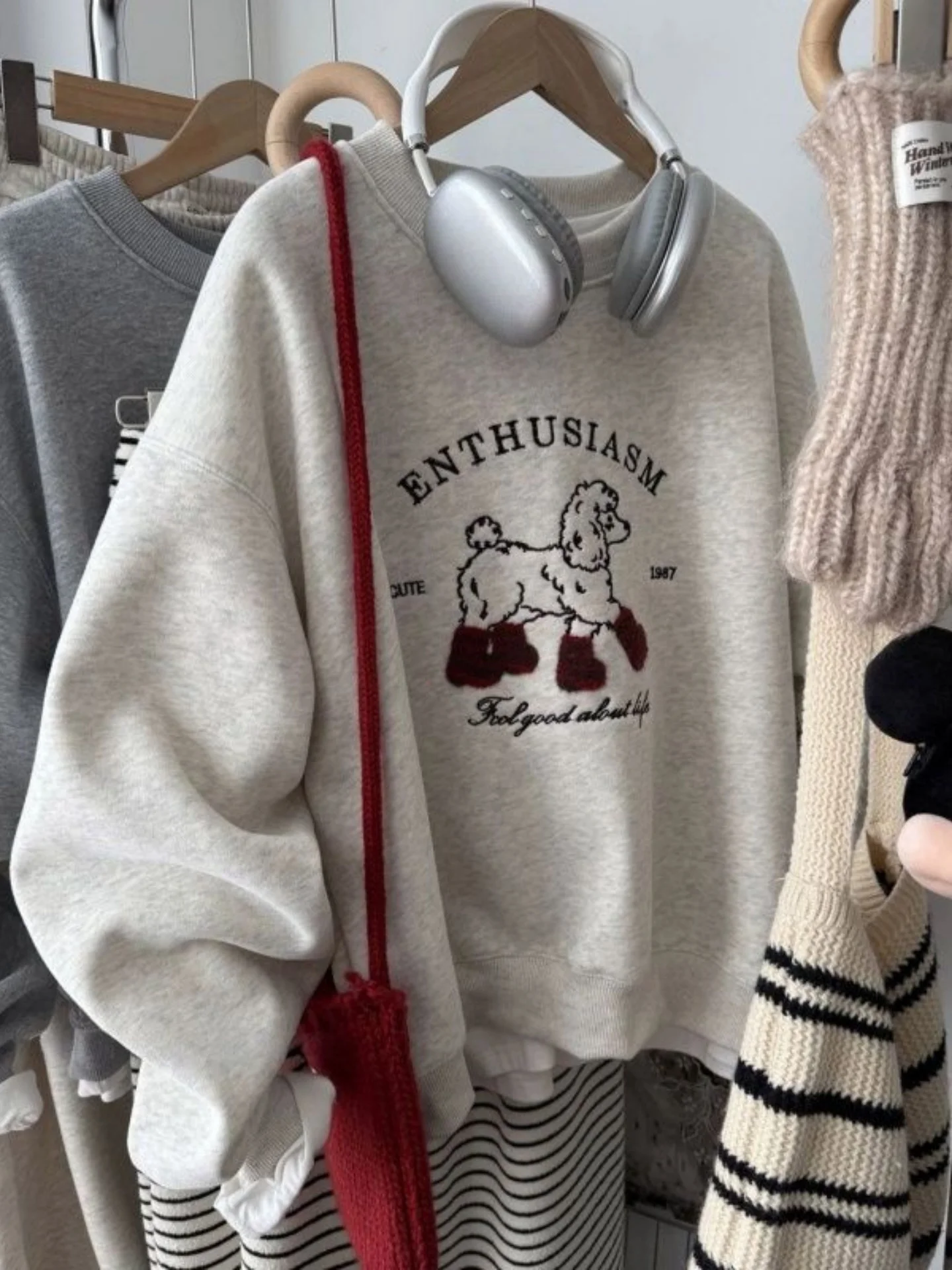 

Korean Sle round Ne Sweatirt Women's College Sle Thiened Floing Embroidery Cute Little Dog Plu Inner Jaet