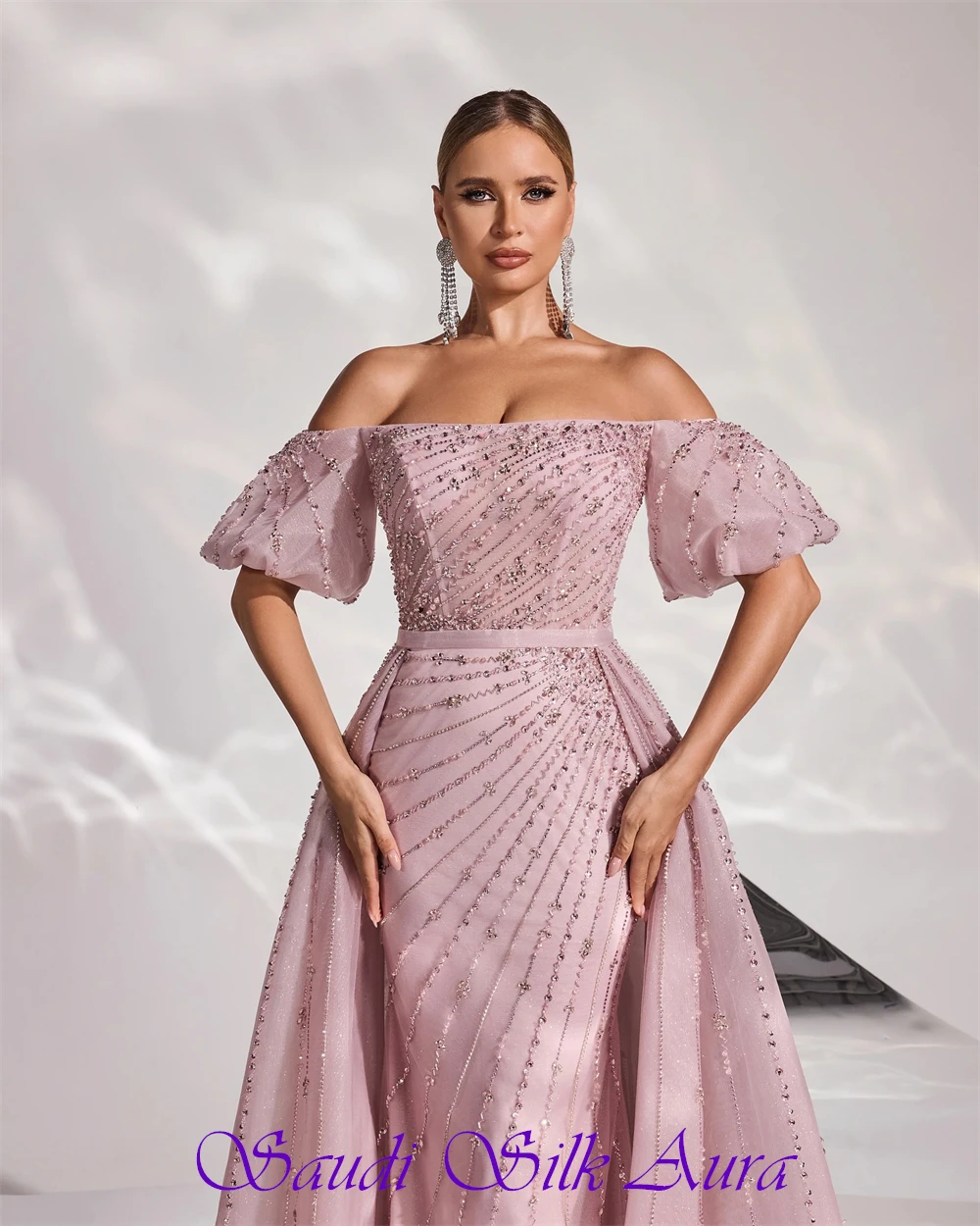 Abito da sera elegante in organza rosa personalizzato Abito da celebrità sexy con scollo a barca e maniche corte Abito da ballo con strascico morbido e dritto