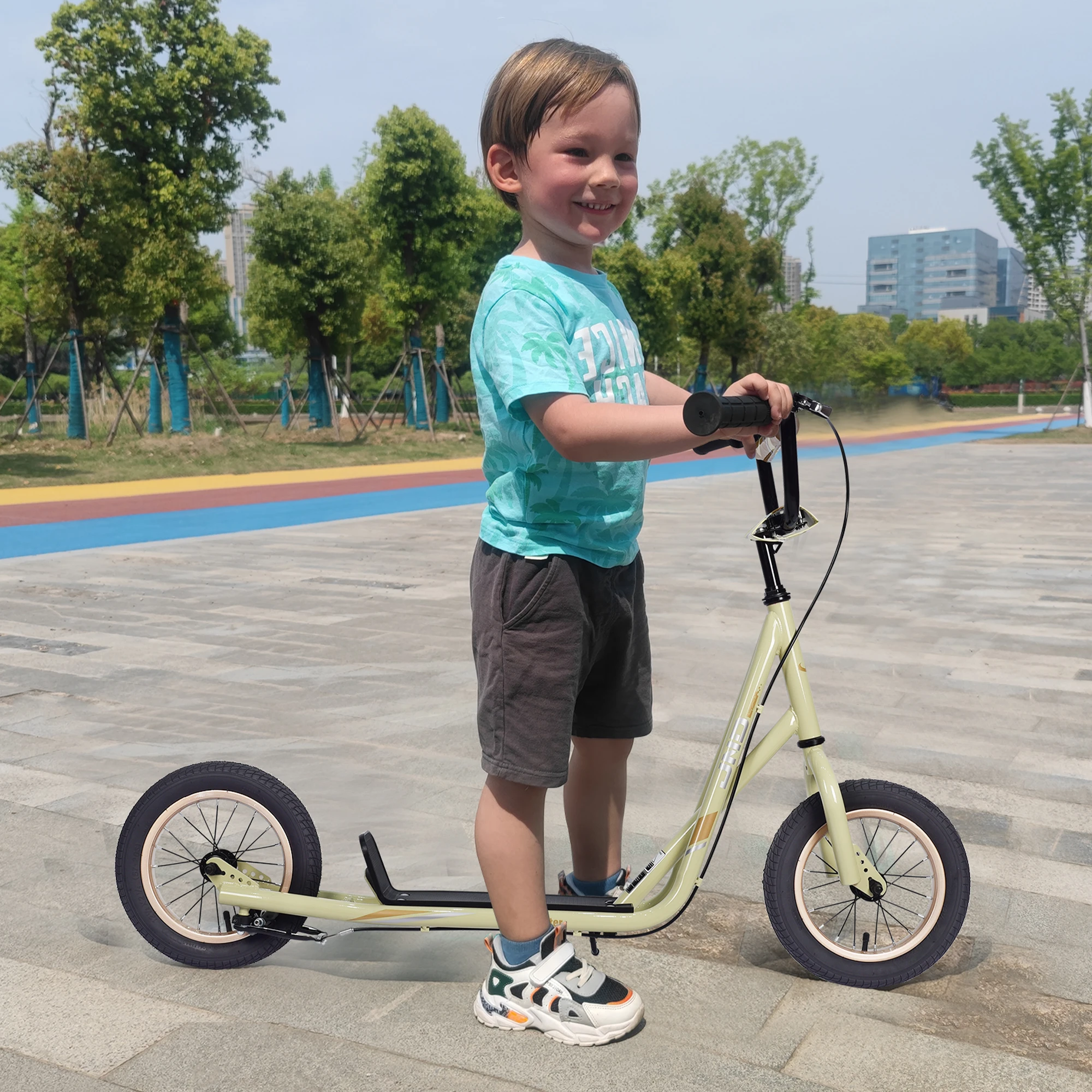 Jugend-Scooter, Tretroller für Kinder ab 6 Jahren, mit verstellbarem Lenker, 12 Zoll aufblasbare Räder, verbreiterter, rutschfester Footboa, hellgelb