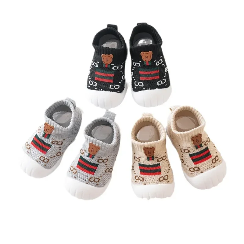 جوارب أرضية داخلية للأطفال ، أحذية مشي للأطفال ، معزولة ، أطفال صغار