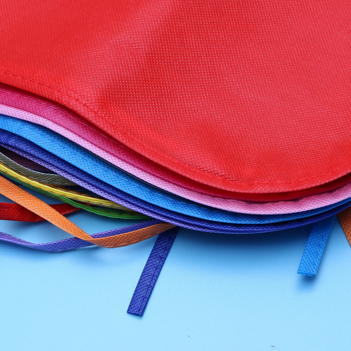 

12pcs Children's Artists Aprons Non-woven Fabric Disposable Painting Aprons for Class Crafts Art Painting Activities (Red + Gree
