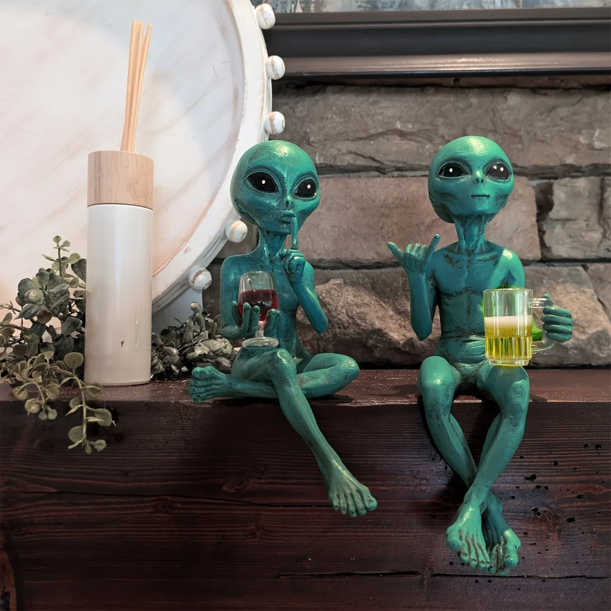 

[Whimsical Touch] Alien Beer Drinking Statue - Humorous Outer Space Decor with Beer Mug, Sci-Fi Desk Display Gift
