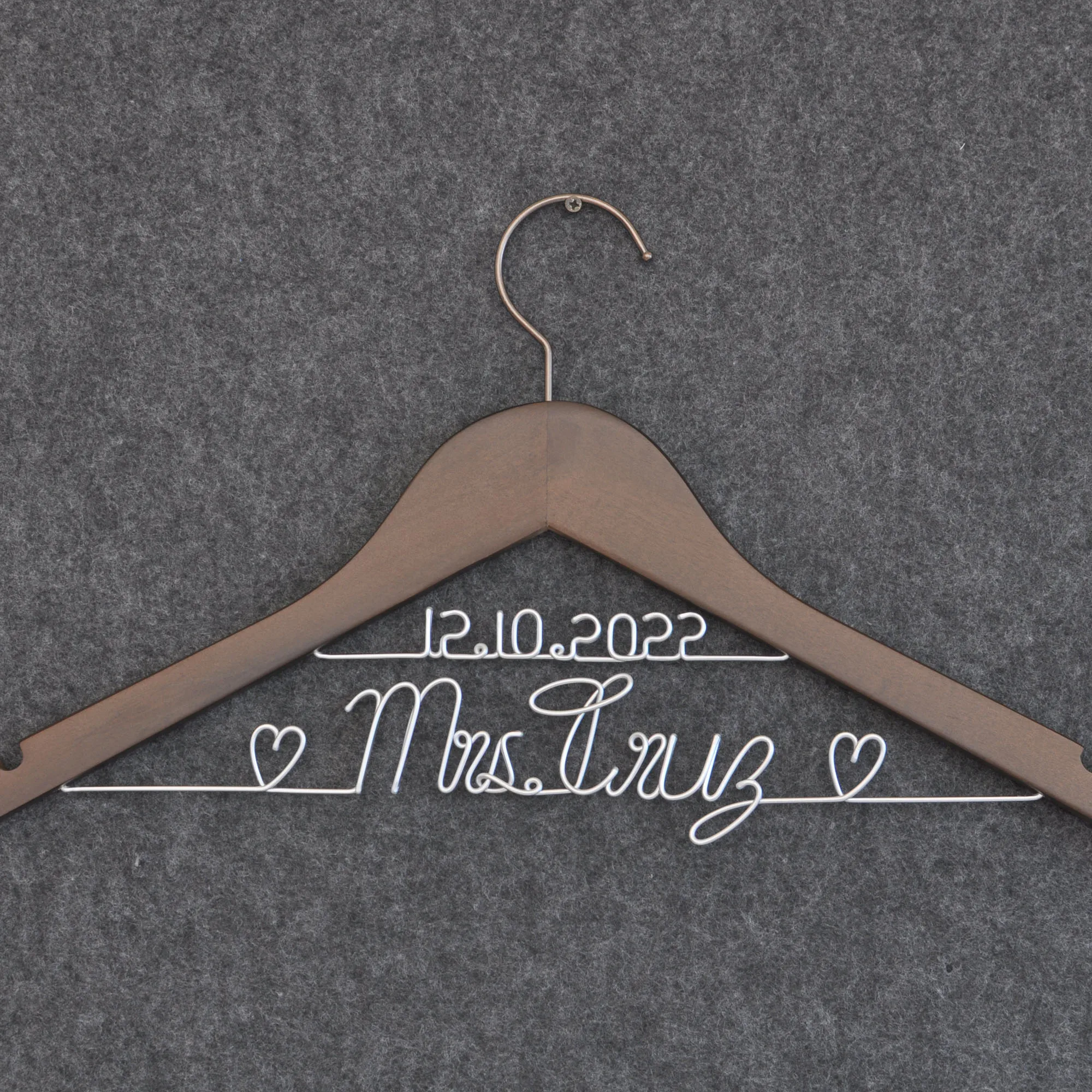 Wedding hanger for the groom and bride, personalized Mr&Mrs anniversary, bride 、graduation ceremony gifts, with flowers