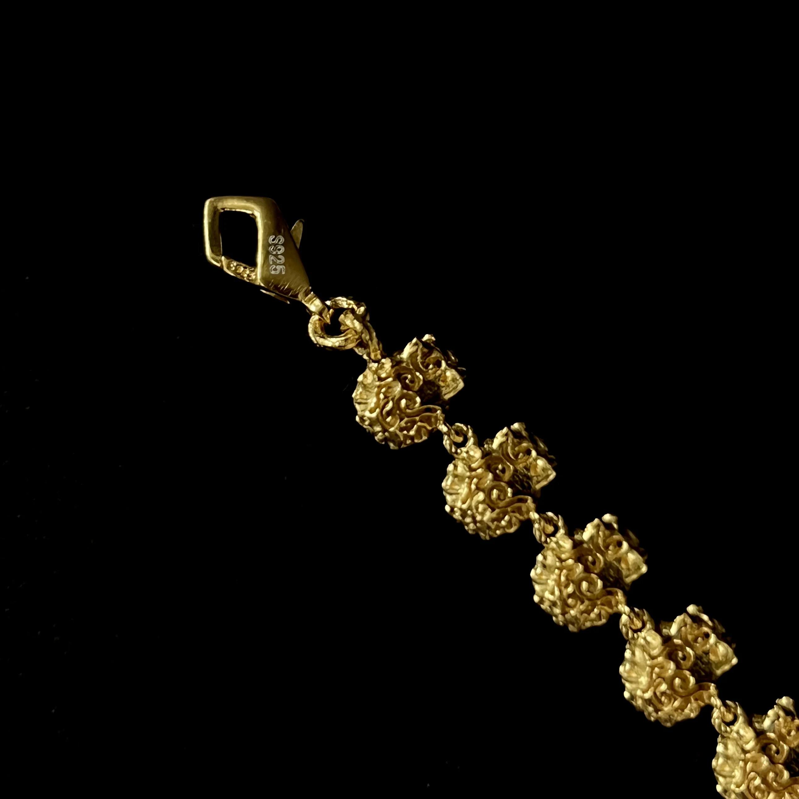 Pulsera estilo vintage con hueso de calavera de oro de 24 quilates chapada en plata S925, diseño a pequeña escala, accesorio único.