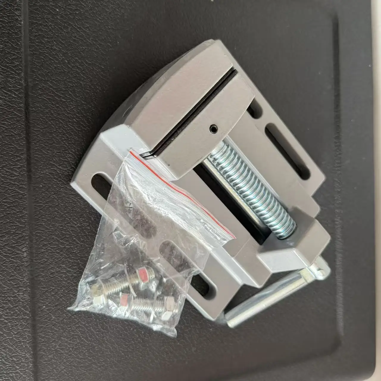 morsa-de-bancada-para-fresadora-e-furadeira-bg-6256-25-e-3-polegadas-com-mordentes-planos
