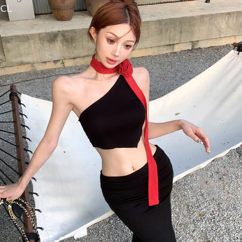 2025 verano diseño coreano puro deseo chica picante Top hombro inclinado negro colgante cuello correa solo hombro camiseta sin mangas