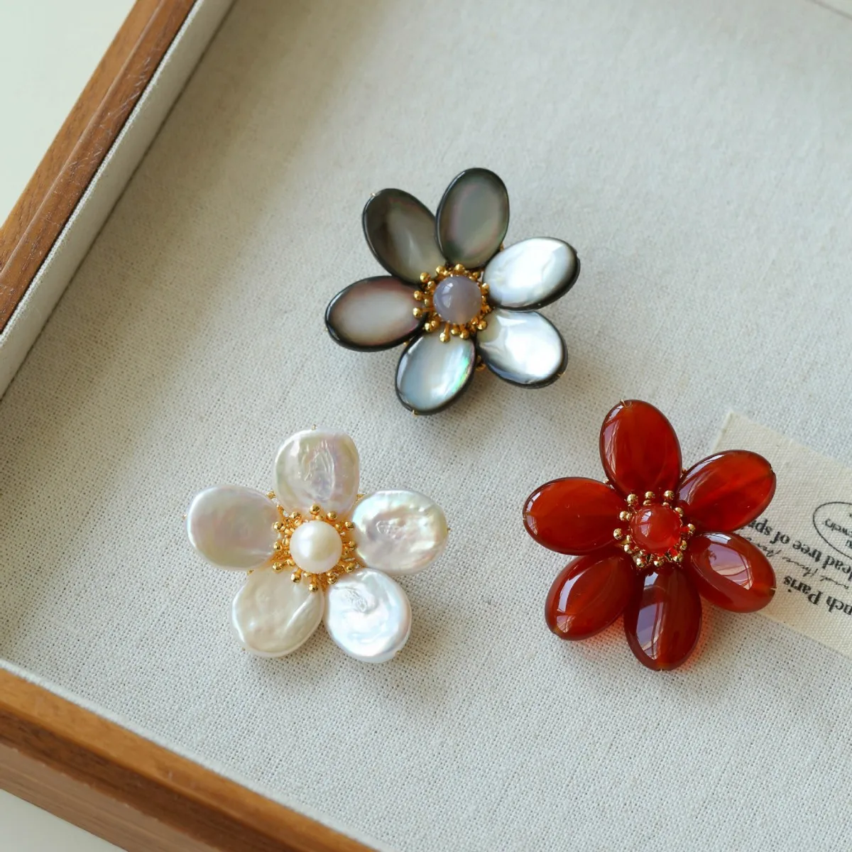

Vintage Carnelian Shell Brooch， Pearl Flower Pin for Suit & Sweater, Retro Elegant Jewelry