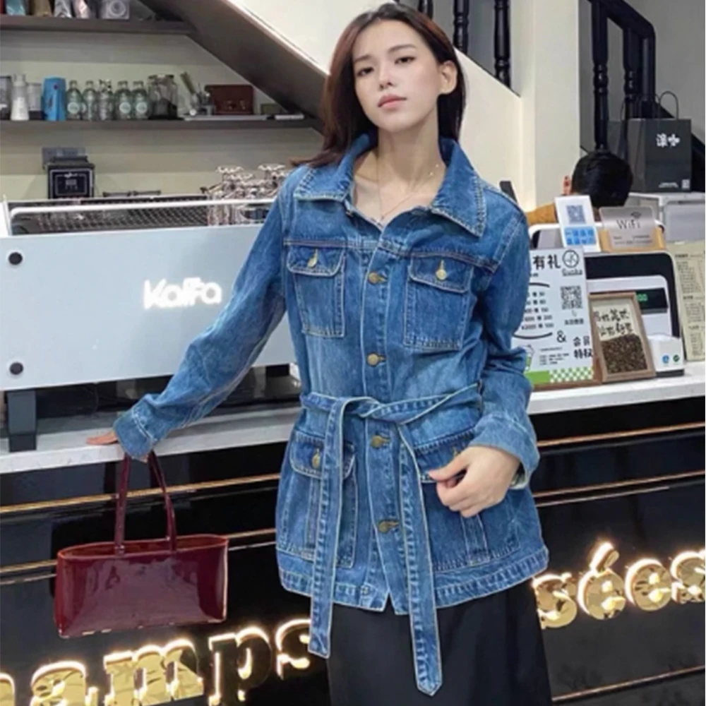 

Модная джинсовая куртка на шнуровке для женщин, синяя, с эффектом потертости, с отложным воротником, однобортная, весенняя новинка, повседневная, универсальная.