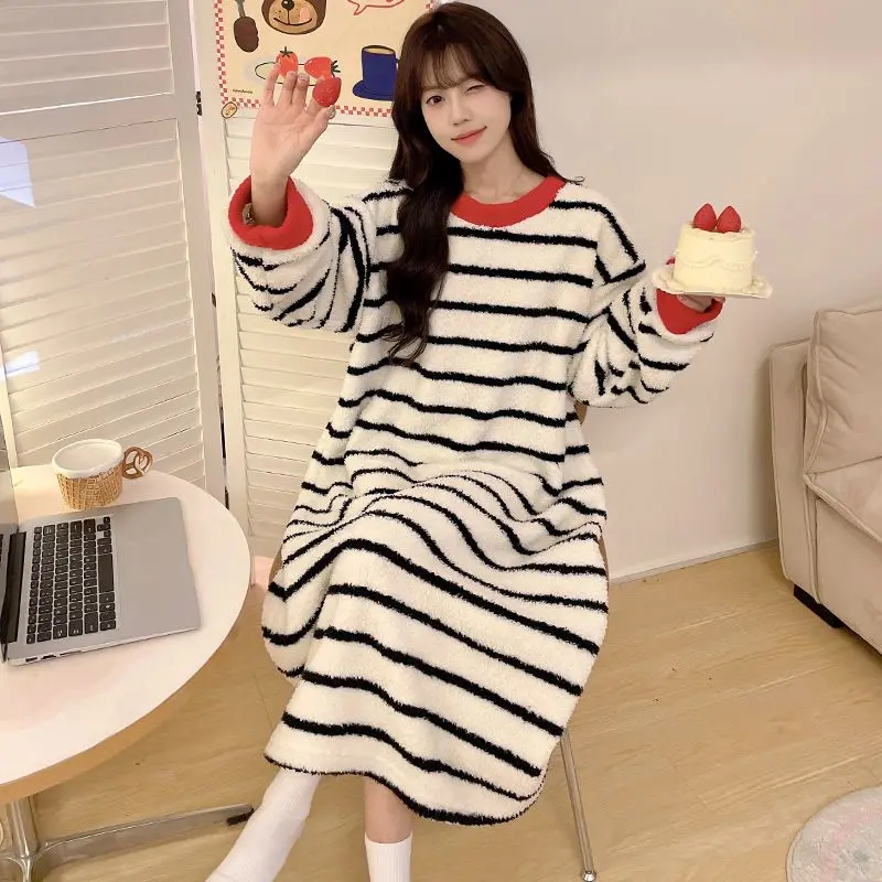 

Новинка 2025 года, зимние толстые теплые фланелевые ночные рубашки с длинными рукавами для женщин, повседневная полосатая коралловая бархатная одежда для сна, ночное платье, ночная рубашка