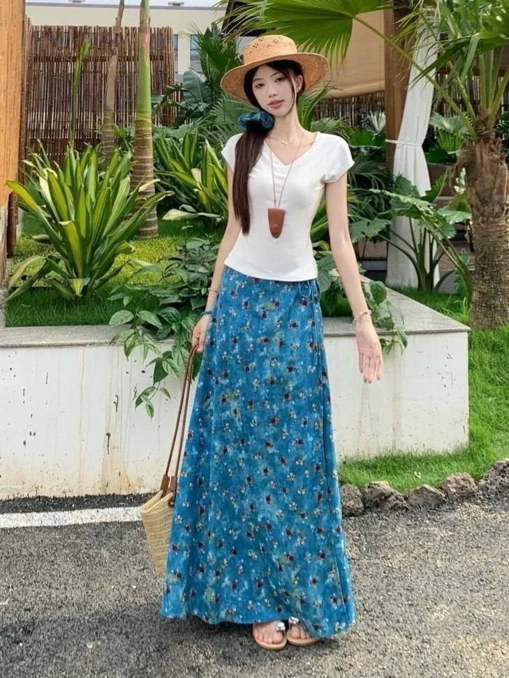 Conjunto de Dos Piezas de Verano: Falda Midi con Estampado Floral Azul y Camiseta de Manga Corta con Cuello en V, Estilo Simp...