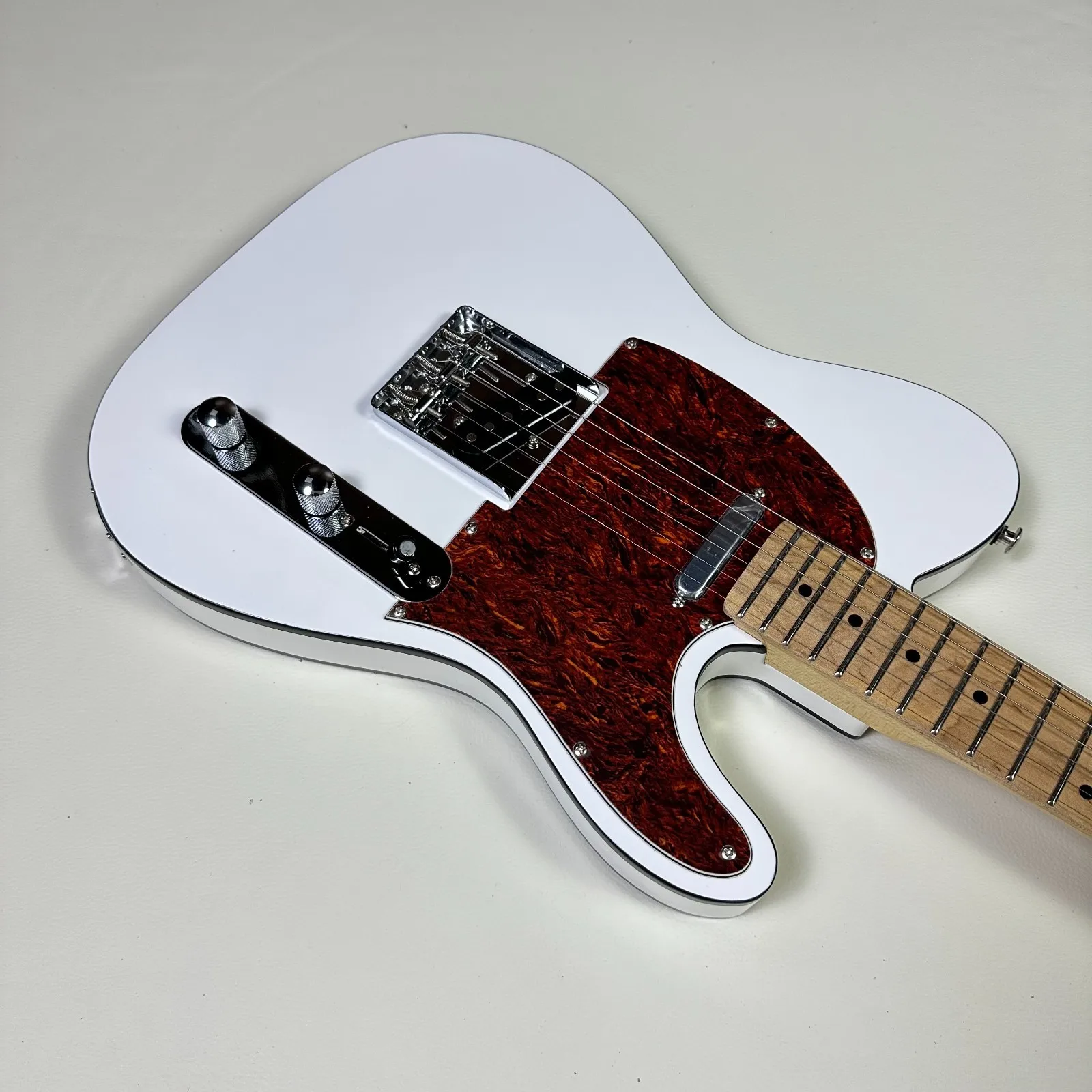 2025 Classic white guitar, Red pearl guard plate, high quality