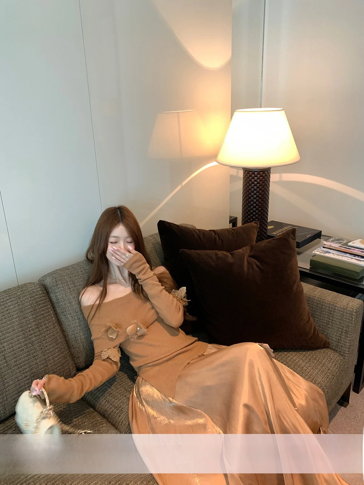 

Женский вязаный свитер YOLI Zhang Yuli на одно плечо, осенний, из шерстяной смеси, приталенный, французский стиль, плиссированный, Whisper