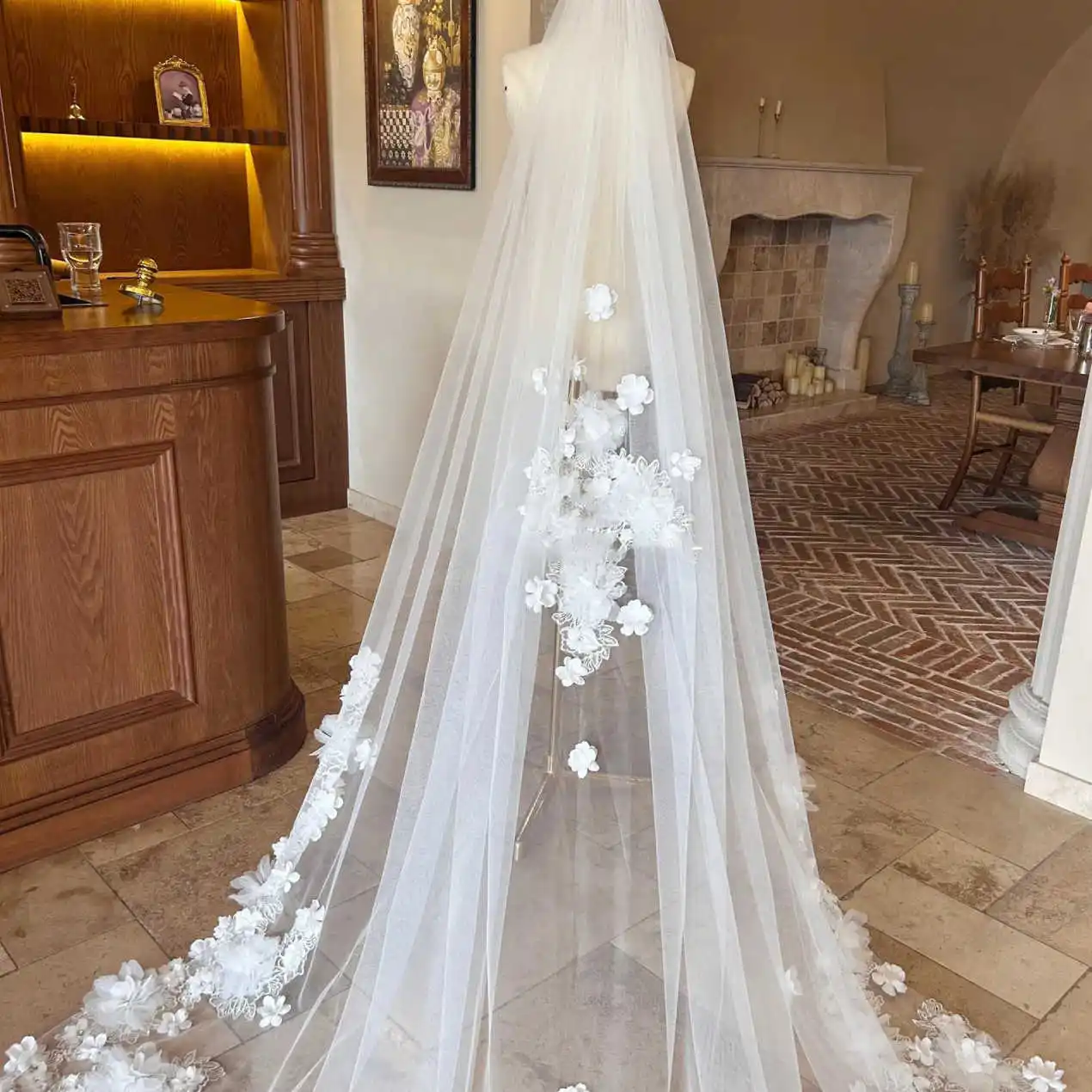 طرحة زفاف فاخرة مزينة بالدانتيل طويلة خاصة حجاب الزفاف الملكي مع مشط إكسسوارات الزفاف الزهرية للنساء حسب الطلب