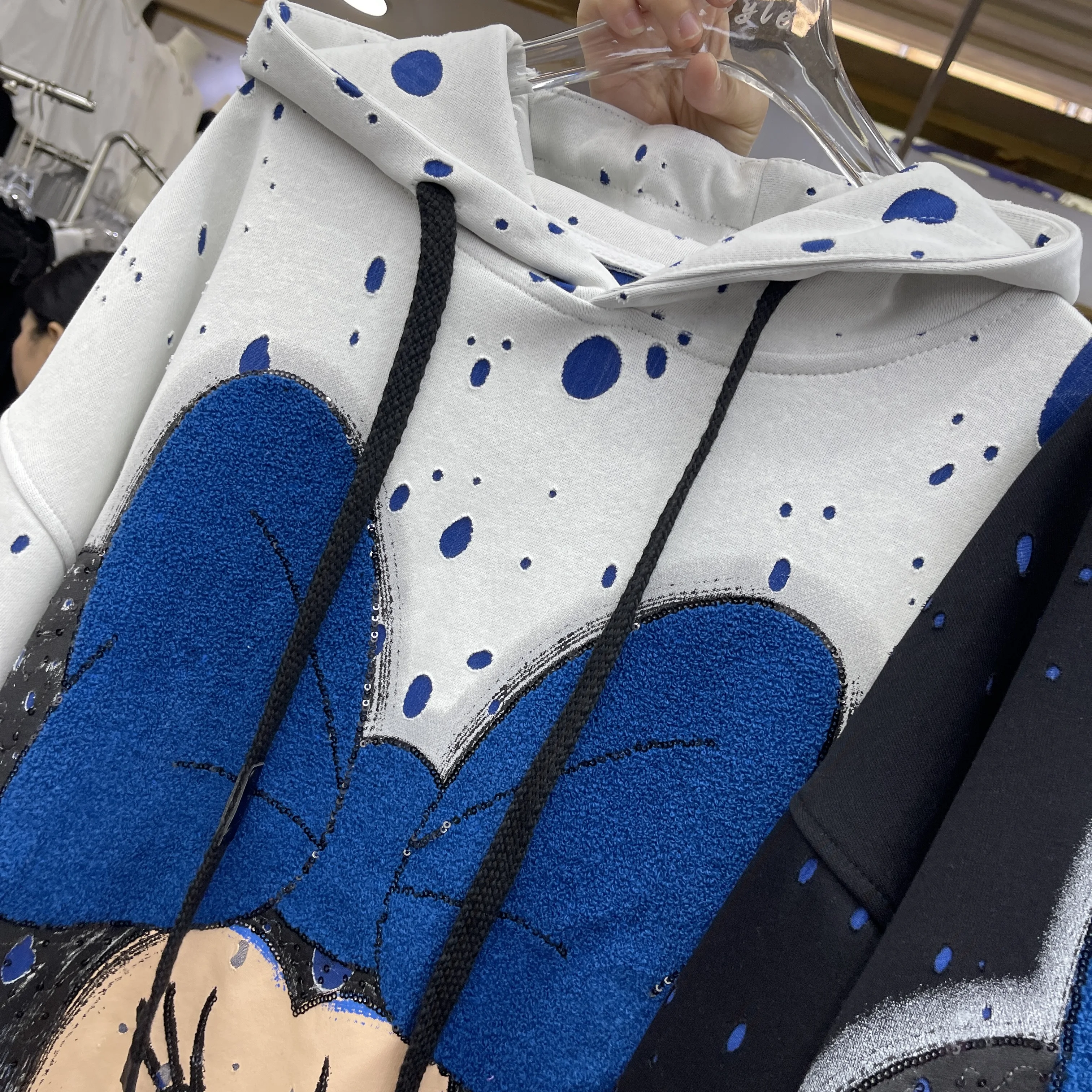 Modna bluza z długim rękawem na wiosnę i jesień, luźna bluza z kapturem dla studentek, oversize, haftowana bluza damska z motywem Myszki Miki i dziurami.