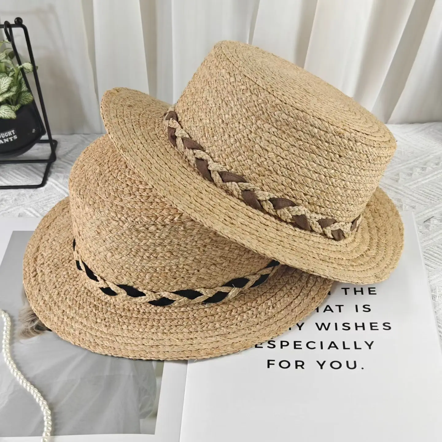 nouveau-design-d'ete-chapeau-de-paille-en-raphia-tresse-chapeau-a-dessus-plat-elegant-artisanat-delicat-chapeau-de-style-vacances-provenant-de-chine